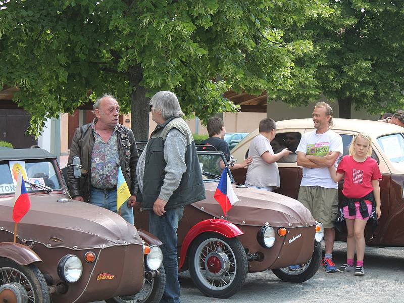 Na srazu veteránů ve vyškovských Dědicích se sešli milovníci historických aut.