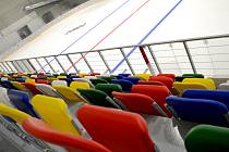 Vyškovský zimní stadion už má ledovou plochu i barevné sedačky.
