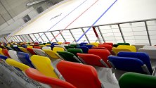 Vyškovský zimní stadion už má ledovou plochu i barevné sedačky.