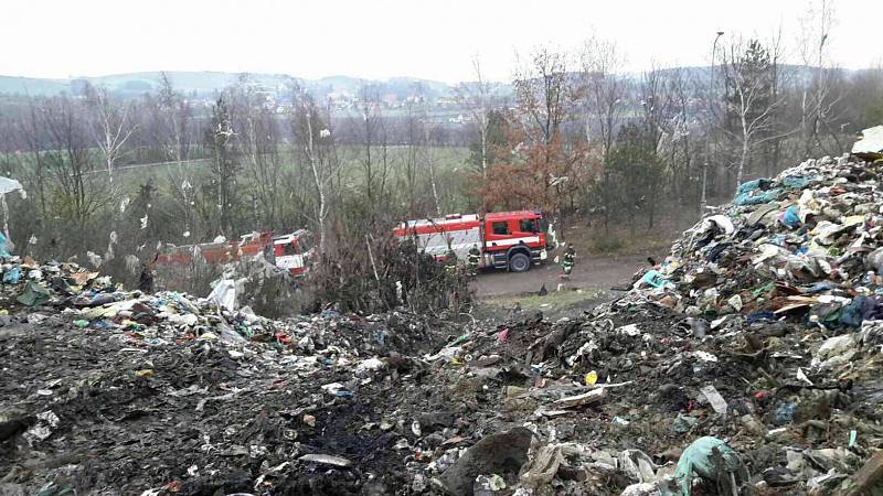 V Kozlanech na Vyškovsku hoří již druhým dnem skládka komunálního odpadu. Ve vybagrovaných sondážních jámách se měří teplota pomocí termokamery.