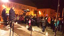 Bučovické náměstí Svobody zaplnilo přes 200 návštěvníků. Zazpívalo duo Karel Gott Revival Morava i sbor Colori.