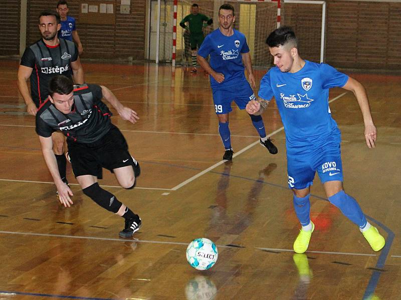 V okresním derby jihomoravské divize futsalistů se prosadil favorizovaný FC Kloboučky (modré dresy). Vyškovský tým Brikety-pelety porazil 9:4