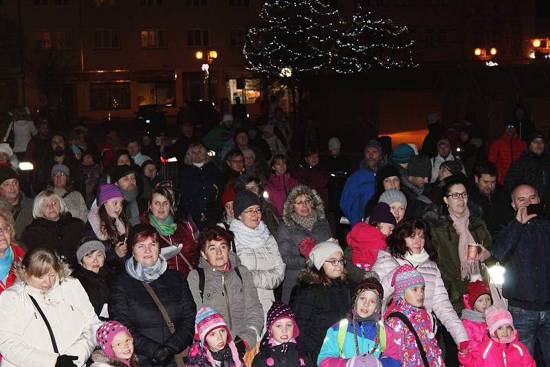 Asi tři sta lidí si přišlo ve středu v podvečer zazpívat koledy s Deníkem na Masarykovo náměstí ve Vyškově. Tón udávaly děti z vyškovské Základní umělecké školy.