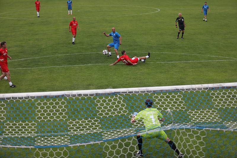 Exhibiční vzpomínkový fotbalový zápas mezi hráči původního Boby Brno a FC Petra Drnovice na drnovickém stadionu.