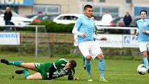 Po vítězství nad Bohunicemi fotbalisté Tatranu Rousínov (zelené dresy) porazili i Boskovice. Na jejich hřišti 3:1.