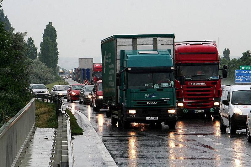 Kolona na dálnici D1 na 210. kilometru ve směru na Brno.