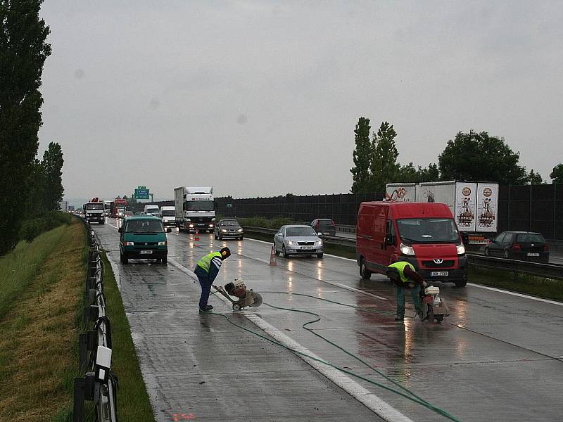 Kolona na dálnici D1 na 210. kilometru ve směru na Brno.