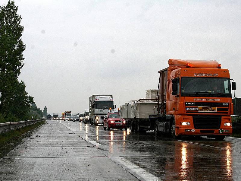 Kolona na dálnici D1 na 210. kilometru ve směru na Brno.