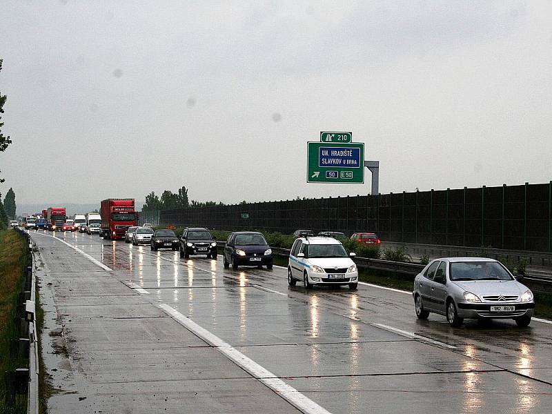 Kolona na dálnici D1 na 210. kilometru ve směru na Brno.