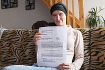 Onkologická pacientka Michaela Grimová z Lysovic s dopisem, ve kterém pojišťovna zamítá proplacení biologické léčby.