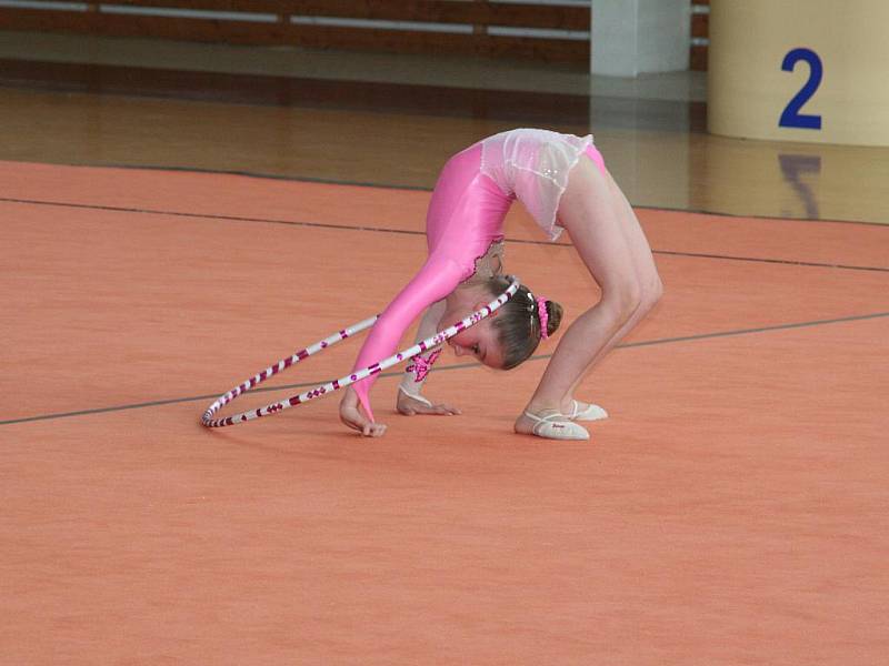 Jubilejní desátý závod jednotlivkyň v moderní gymnastice.