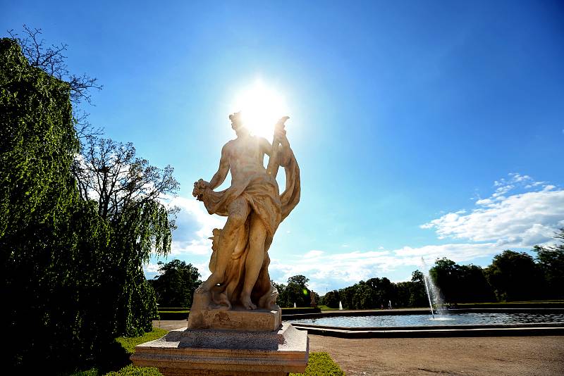 V zámeckém parku ve Slavkově u Brna pokračují restaurátorské práce na barokních sochách, které byly vytvořeny před třemi staletími.