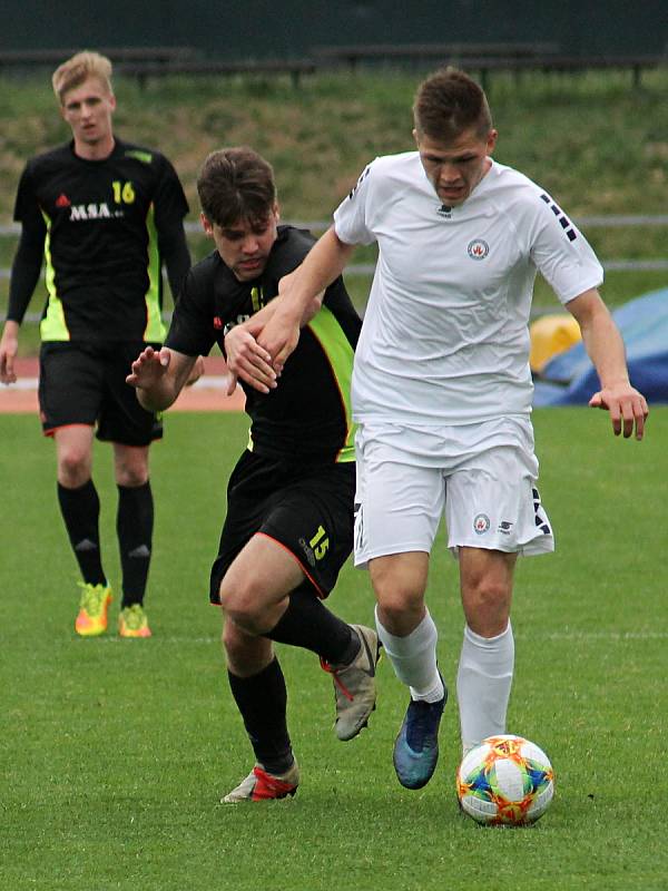 V utkání Moravskoslezské ligy porazili fotbalisté MFK Vyškov (bílé dresy) FC Dolní Benešov 2:0.