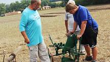 Na farmě ve Zvonovicích se v sobotu konal 1. koňský den. Součástí byla soutěž v orbě koňmo i ukázky současných zemědělských strojů.