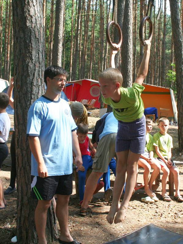 Mezinárodní letní tábor sportovních gymnastů v Rohatci-Soboňkách na Hodonínsku. Pořadatel TJ Sokol Bučovice