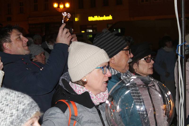 Vyškované si zazpívali koledy na Masarykově náměstí s dětmi ze Základní umělecké školy Vyškov.