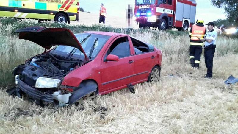 Výjezd záchranářů, dvou hasičských jednotek i policie si vyžádala havárie osobního auta, která se stala v neděli před devátou hodinou večer na silnici třetí třídy u Hostěrádek-Rešova. 