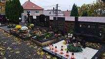 Hroby svých blízkých upravovali také návštěvníci městského hřbitova v Bučovicích.