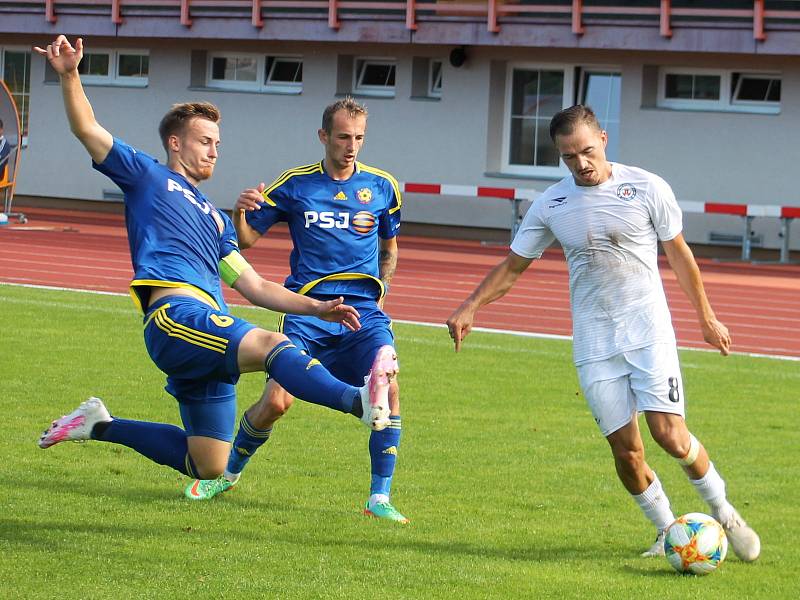 Fotbalisté MFK Vyškov (bílé dresy) porazili v utkání Moravskoslezské ligy Vysočinu Jihlava B 3:0.