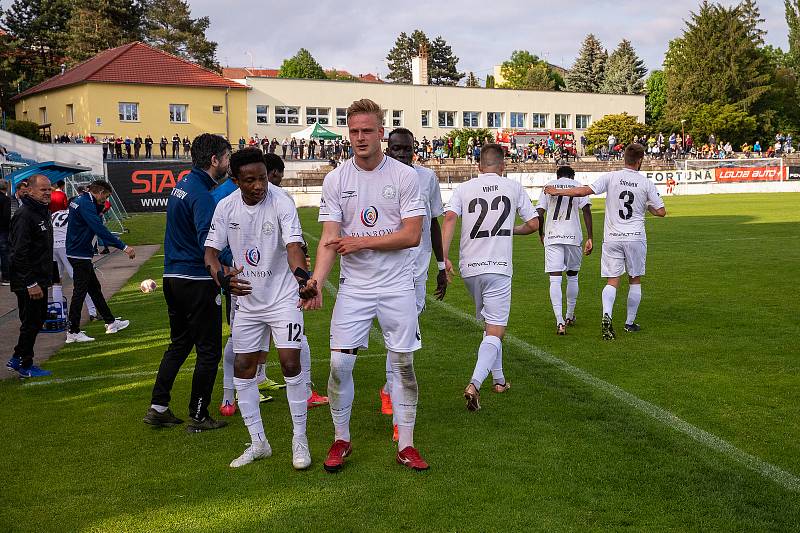 Fotbalisté Vyškova (na snímku v bílých dresech) si po výhře s Jihlavou (v modrém) zajistili minimálně účast v baráži o první ligu.