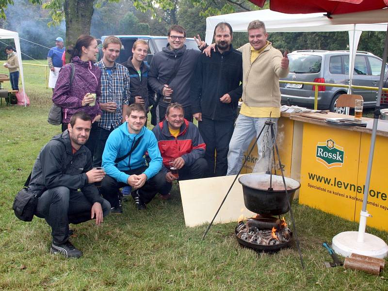 I přes deštivé počasí se na šestém ročníku soutěže ve vaření guláše ve Slavkově u Brna utkalo jedenáct týmů.