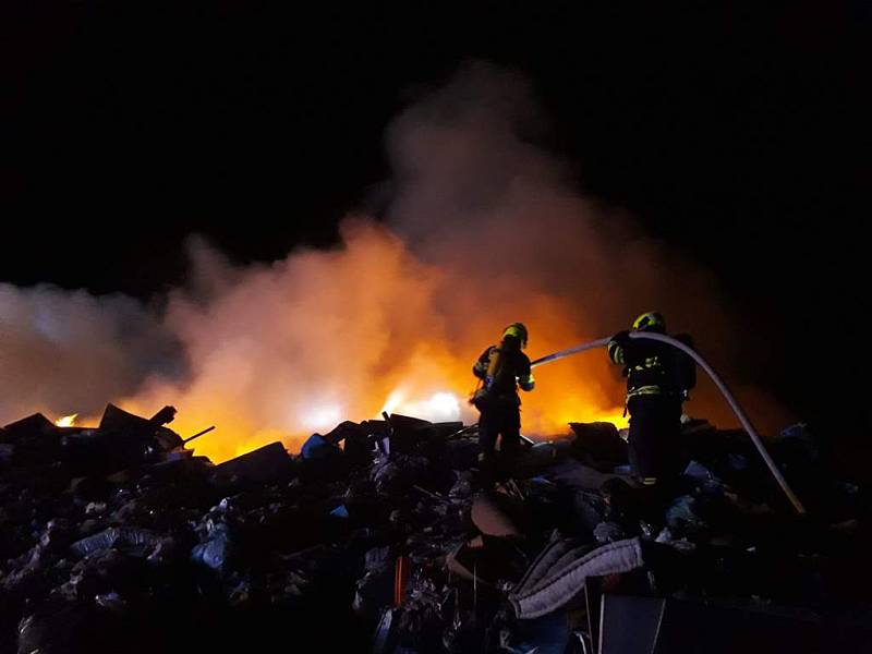 Při požáru skládky v Kozlanech zasahovalo několik desítek hasičských jednotek.