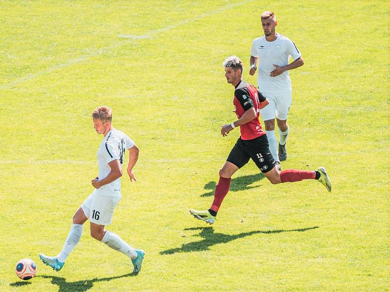 Druholigové body z Drnovic odvezlo Táborsko (červené dresy). Domácí MFK Vyškov porazilo 1:0.