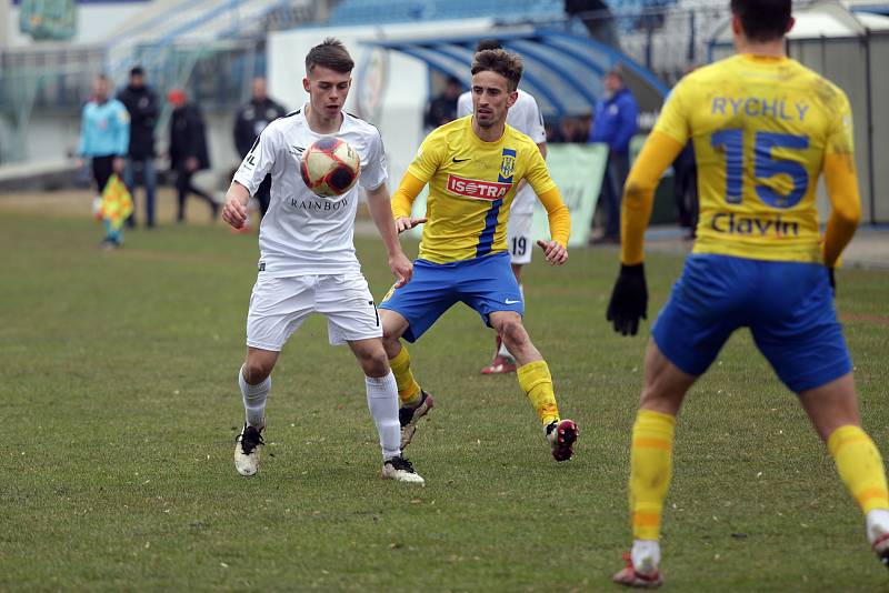 Vyškovští fotbalisté (v bílém) porazili na úvod jarní části druhé ligy Opavu 4:1.