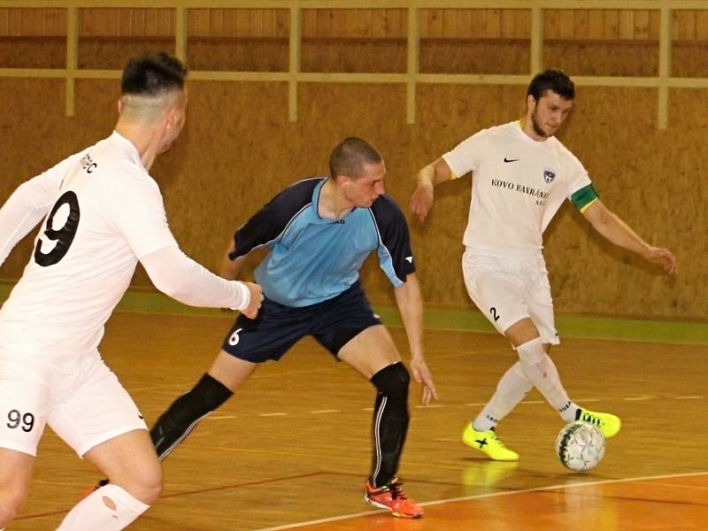 V prvním letošním kole jihomoravské futsalové divize zvítězil FC Kloboučky (v bílých dresech) v Brně nad Nasanem vysoko 10:3.