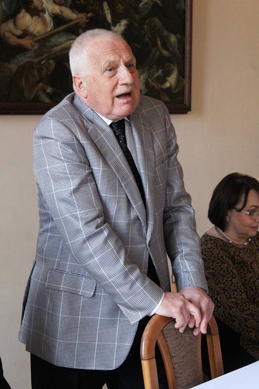 Bývalý prezident České republiky Václav Klaus ve středu diskutoval s obyvateli Slavkova u Brna.