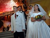 Mladé nevěsty nebo ženichové jsou na radnicích, zámcích nebo taky v kostelích spíš raritou. 