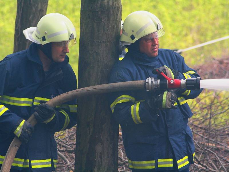 Taktické cvičení hasičů z Jihomoravského a Olomouckého kraje ve Vojenském újezdu Březina u Vyškova.