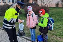 Policisté ve Vyškově se zapojili do akce Zebra se za tebe nerozhlédne. Zejména školákům připomínali hlavní zásady bezpečného přecházení.