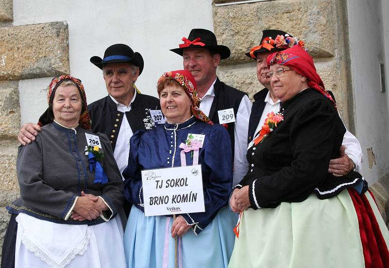 Folklórní soubory zatančily na vyškovském Masarykově náměstí Hanáckou besedu a vytvořily nový rekord v počtu zúčastněných.