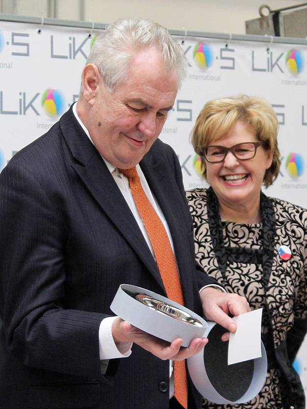 Ve Slavkově u Brna se prezident Miloš Zeman pobavil se zaměstnanci firmy LIKO-S.