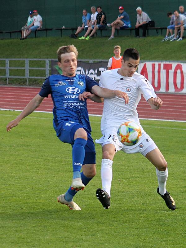 V utkání 28. kola Moravskoslezské ligy remizovali fotbalisté MFK Vyškov (bílé dresy) s SK Jiskra Rýmařov 1:1.