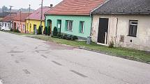 Místo, kde zemřel mladý muž v autě po nárazu do domu v Hlubočovicích.
