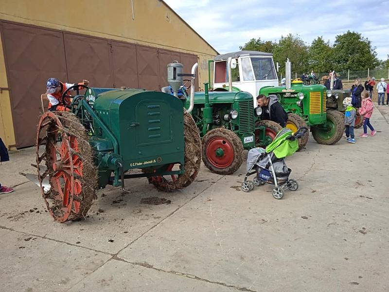 Ukázky podzimních prací předvedli o svátku svatého Václava v Muzeu zemědělských strojů v Hošticích-Herolticích.