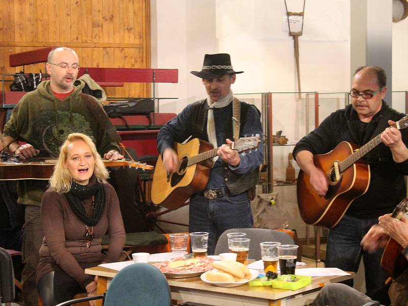 Druhý roční akce Novoroční stodola určené pro amatérské muzikanty se opět vydařil. Pobavit, zahrát si a zazpívat si dorazily desítky muzikantů i publika.