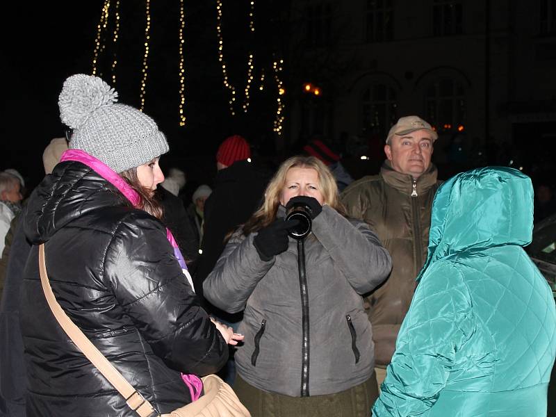 Na Palackého náměstí ve Slavkově u Brna si lidé vychutnali asi osmiminutový silvestrovský ohňostroj doplněný hudebním doprovodem.