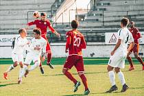 Tři body zůstaly v Drnovicích, fotbalisté Vyškova (bílé dresy) tam v utkání druhé ligy porazili Chrudim 4:1.