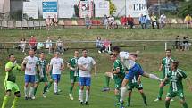 V dohrávaném 17. kole krajského přeboru porazili fotbalisté FK Bosonohy (bílé dresy) Tatran Rousínov 3:1.