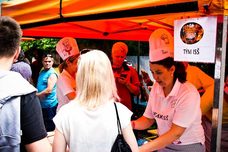 Gulach fest ve Slavkově u Brna. Areál obsadili milovníci hovězího guláše.