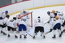 V prvním přípravném utkání hokejisté  Vyškova (bílé dresy) podlehli Hodonínu 3:4.