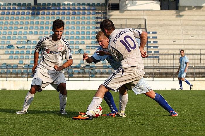 Kdo se těšil na zápasy Vyškovských proti ligovým soupeřům, bude si muset rok počkat. V Poháru České pošty vypadlo mužstvo MFK v tomto zápase na drnovickém trávníku už v předkole. Na atraktivního protivníka se tak může těšit vítězná Mohelnice.