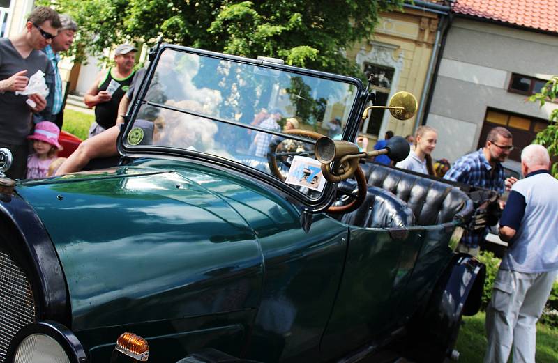 Centrum vyškovských Dědic v sobotu dopoledne zabraly historické vozy. Na spanilou jízdu do nich usedly i děti.