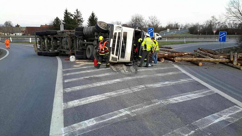 Havarovaný kamion vezoucí dřevěné klády uzavřel ve čtvrtek na několik hodin exit na D46 u Drysic.