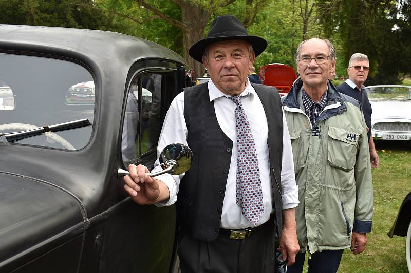 Vezl ministra, Baťu, poutníky i svatebčany. V Holáskách to byl legendární vůz, říká majitel veteránu značky Packard František Kundera. Na snímku vlevo s bratrem Josefem.