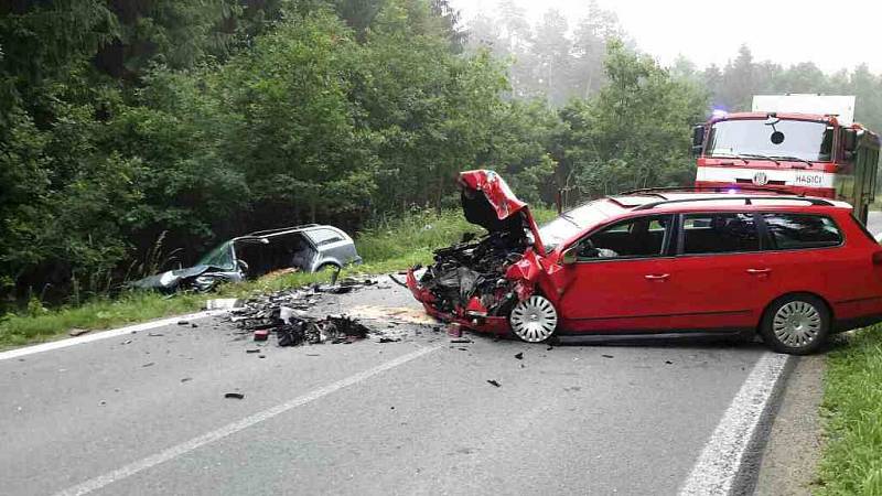 Jedno auto napříč silnice, druhé mimo ni. A uzavírka. Tak to vypadalo v úterý okolo sedmé hodiny ráno na cestě mezi Drnovicemi a Ježkovicemi. Srazila se tam dvě osobní auta.