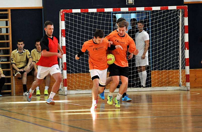  Podstatou zimního futsalového Orel cupu je především povánoční setkání dlouholetých sportovních kamarádů. Ale ti si zároveň v zápasech nic nedarují zadarmo. O rušné a bojovné situace nikdy není nouze, což dokladuje i snímek. 